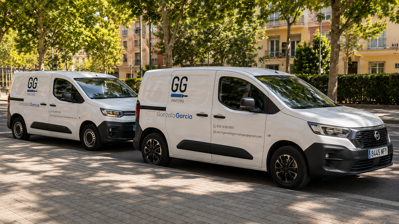 Camionetas de GG Pintors con el logo